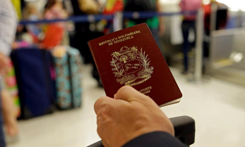 Oficializan validez en Colombia de pasaportes venezolanos vencidos